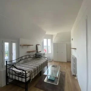 À louer – Studio meublé avec terrasse panoramique – Dernier étage avec ascenseur 680 euros CC