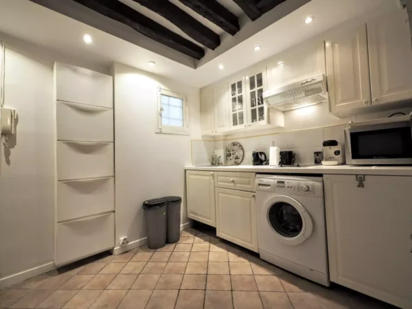À louer – Studio meublé 29 m² – Rue Saint-Antoine, Paris 4ᵉ – Quartier Saint-Paul / Bastille 1340 € CC – Image 5